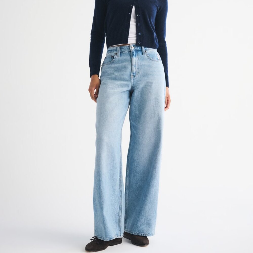 Abercrombie Curve Love High Rise Wide Leg Jean, light denim, size 25 long